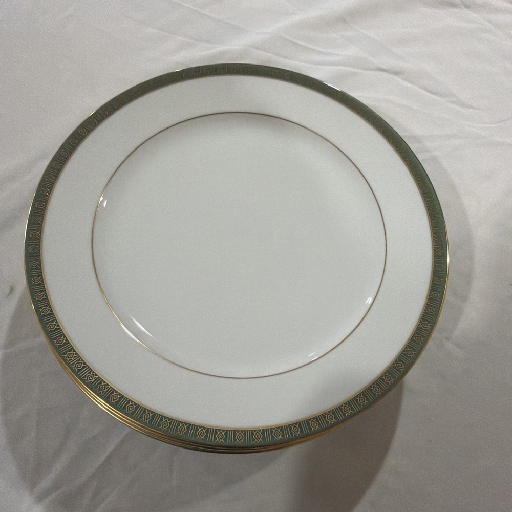 Tradition Fine China By Apollo. 4 Dinner‎ Plates set . Never Used. Display Only.